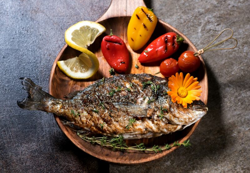 Grilled fish with vegetables and thyme