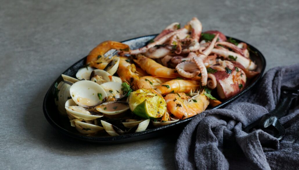 Plate with octopus, oysters and shrimps napkin